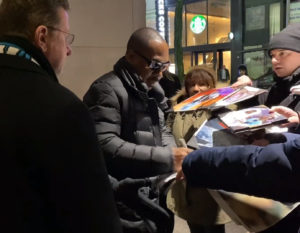 eddie murphy signing autographs autographed memorabilia w1383 o