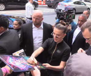 millie bobby brown autographs w1715 o